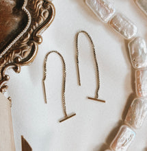 Load image into Gallery viewer, Minimalist Threaded Box Chain Earrings
